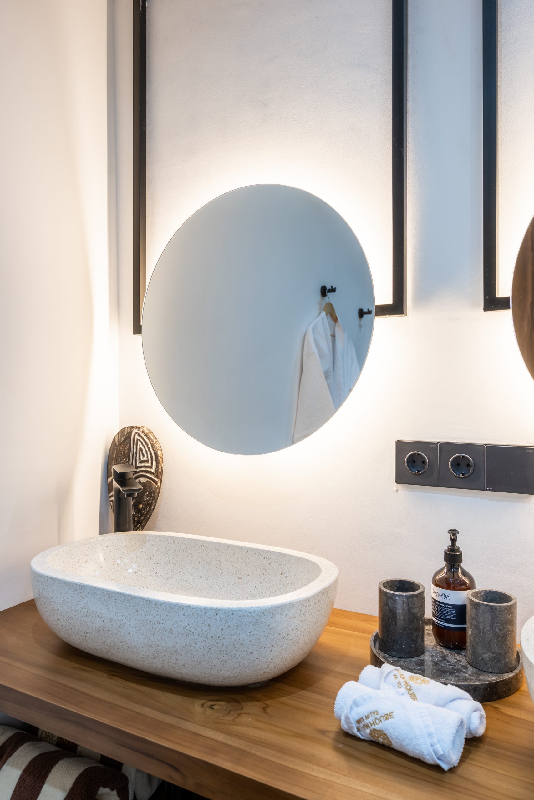 01 Bathroom 01